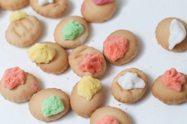 Beyaz arka planda göbek deliği buzlu mücevher bisküvileri