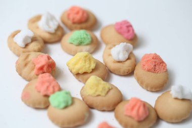 Beyaz arka planda göbek deliği buzlu mücevher bisküvileri