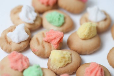 Beyaz arka planda göbek deliği buzlu mücevher bisküvileri