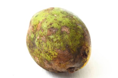 ambarella meyvesi beyaz arkaplanda izole