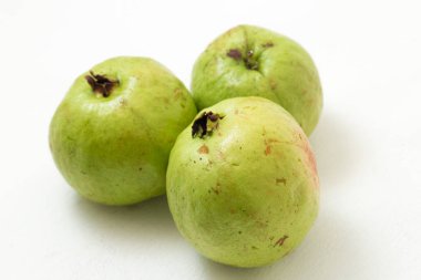 Kristal Guava (Psidium guajava) veya Jambu Kristal, beyaz arkaplanda izole.
