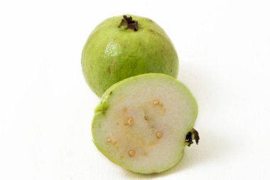 Kristal Guava (Psidium guajava) veya Jambu Kristal, beyaz arkaplanda izole.