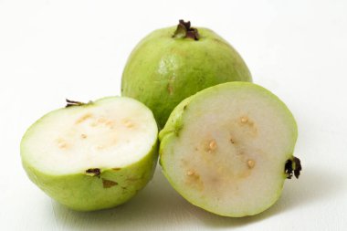 Kristal Guava (Psidium guajava) veya Jambu Kristal, beyaz arkaplanda izole.