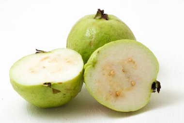 Kristal Guava (Psidium guajava) veya Jambu Kristal, beyaz arkaplanda izole.