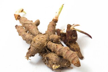 İşlenmemiş zerdeçal (Curcuma longa Linn) veya bitkisel ilaçları beyaz arkaplanda izole etmek için kürkülin.