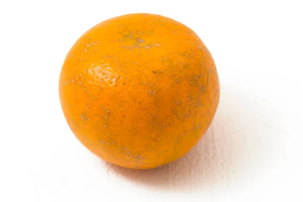 Laranja Mandarina Descascada Fresca Isolada Sobre Fundo Branco — Fotografia de Stock