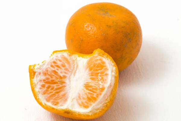 Laranja Mandarina Descascada Fresca Isolada Sobre Fundo Branco — Fotografia de Stock