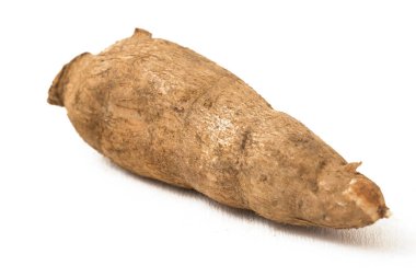 Beyaz arkaplanda izole edilmiş taze Cassava kökü