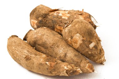 Beyaz arkaplanda izole edilmiş taze Cassava kökü