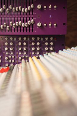 Gece kulübü karıştırma konsolu