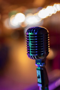 Gece kulübünde mikrofon (karaoke))