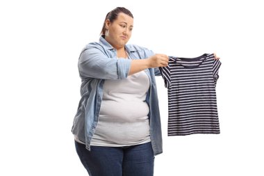 Beyaz arka plan üzerinde izole buruşuk gömlek üzgün kilolu kadın