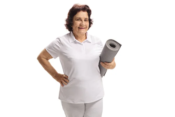 持有白色背景隔离的锻炼垫的老年妇女 — 图库照片