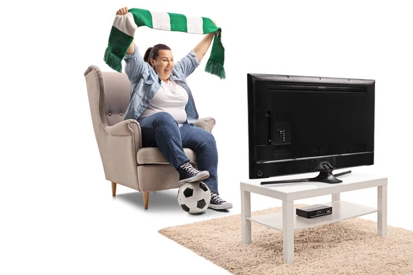 Emocionado Aficionado Fútbol Femenino Sosteniendo Una Bufanda Viendo Partido Televisión — Foto de Stock