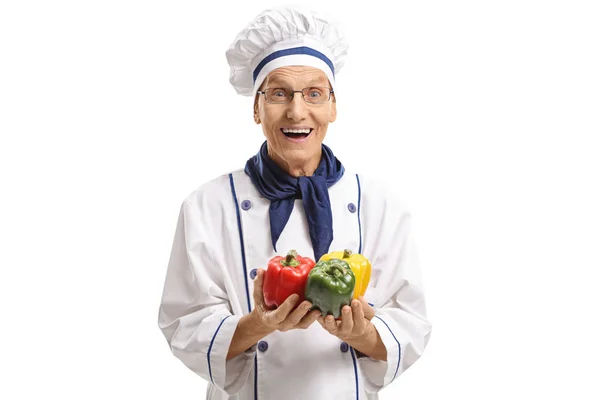 Chef Âgé Avec Poivrons Isolés Sur Fond Blanc — Photo