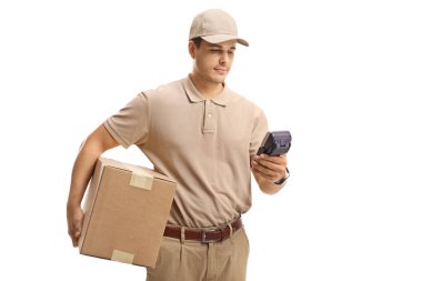 Kurye ile bir paket ve beyaz arka plan üzerinde izole bir ödeme terminal
