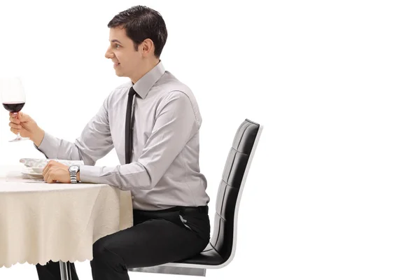 Jovem Segurando Copo Vinho Tinto Uma Mesa Restaurante Isolada Fundo — Fotografia de Stock