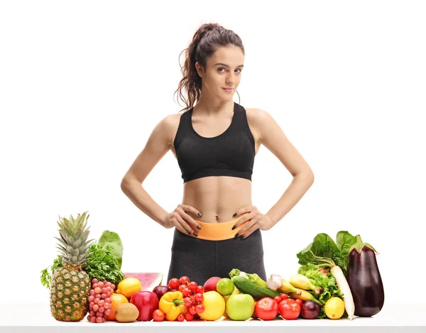 Fitness Vrouw Achter Een Tafel Met Groenten Fruit Geïsoleerd Witte — Stockfoto