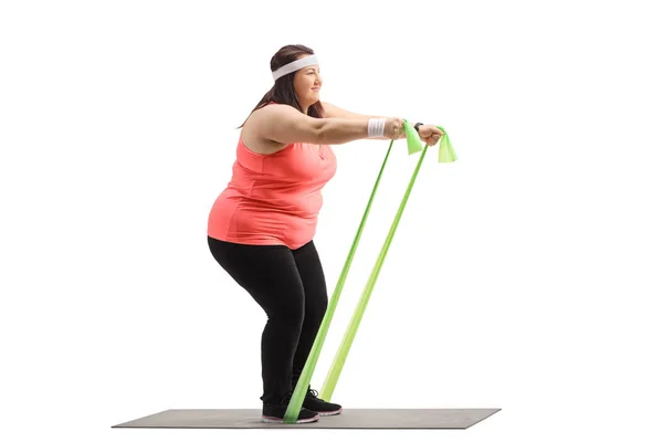 Celé Délce Profilu Záběr Obézní Ženy Cvičení Gumičkou Rohož Izolované — Stock fotografie