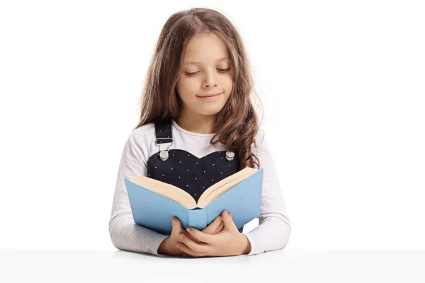 Bambina Seduta Tavolo Leggere Libro Isolato Sfondo Bianco — Foto Stock
