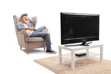 Bir uzaktan kumanda tutarak ve beyaz arka plan üzerinde izole televizyon izlerken bir koltuk oturan genç