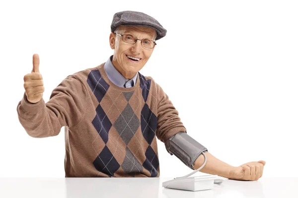 Senior Zittend Aan Een Tafel Zijn Bloeddruk Meten Het Maken — Stockfoto