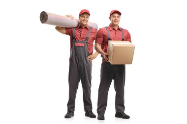 Tam uzunlukta bir halı ve beyaz arka plan üzerinde izole bir paket tutan iki movers portresi