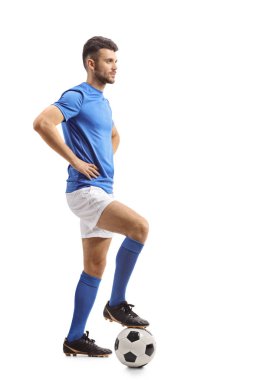 Beyaz arka plan üzerinde izole satırdaki bekleyen bir futbol ile bir futbol oyuncusu tam uzunlukta profil vurdu