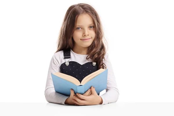 Bambina Con Libro Seduta Tavolo Guardando Fotocamera Isolata Sfondo Bianco — Foto Stock