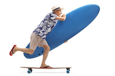 Tam uzunlukta profil atış sürme beyaz arka plan üzerinde izole bir longboard sörf tahtası ile yaşlı bir turist