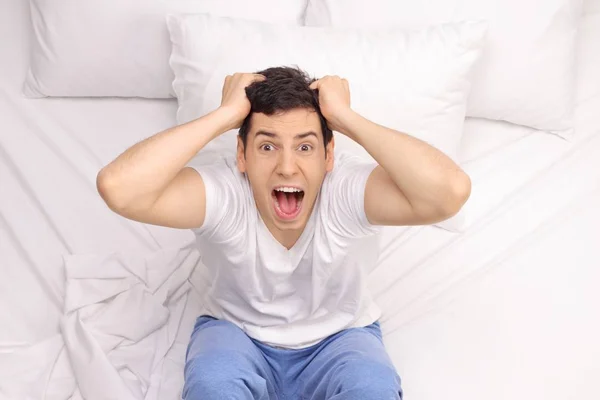 Jonge Man Die Lijden Aan Slapeloosheid Zittend Een Bed — Stockfoto