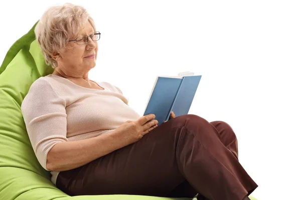 Mujer Madura Sentada Una Bolsa Frijoles Leyendo Libro Aislado Sobre — Foto de Stock