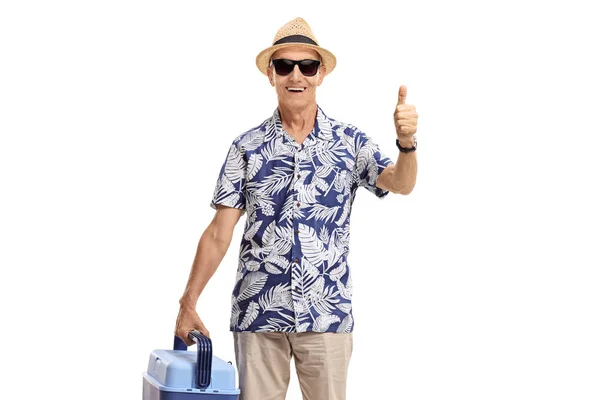 Turista Anciano Sosteniendo Una Caja Enfriamiento Haciendo Gesto Pulgar Hacia —  Fotos de Stock
