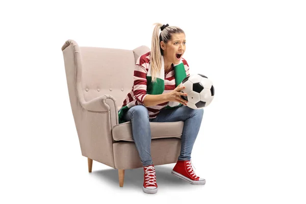 Fußballfan Mit Fußball Und Schal Sitzt Einem Sessel Und Jubelt — Stockfoto