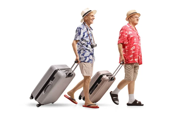 スーツケースに分離ホワイト バック グラウンドを歩くと つの高齢者観光客の完全な長さのプロファイル ショット — ストック写真