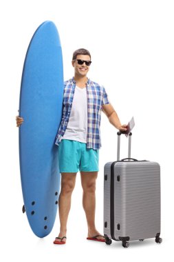 Bir turist bir sörf tahtası, pasaport ve beyaz arka plan üzerinde izole bir çanta ile tam uzunlukta portresi