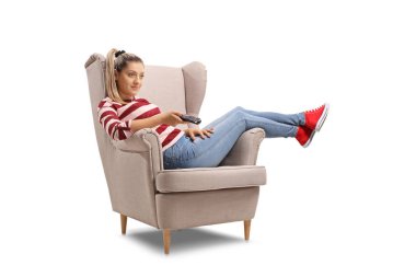 Beyaz arka plan üzerinde izole Tv izlerken bir koltuk oturan genç kadın