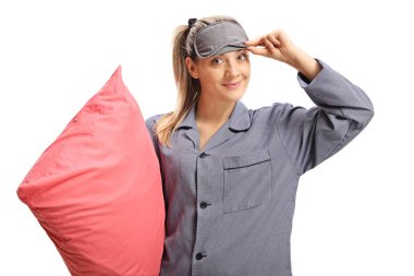Genç kadın bir yastık ve beyaz arka plan üzerinde izole bir uyku maskesi ile pijama