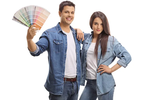 年轻夫妇与颜色色板被隔绝在白色背景上 — 图库照片