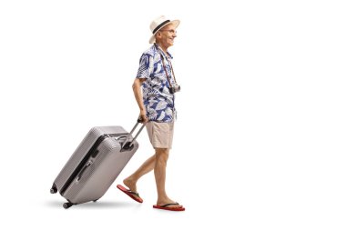 Tam uzunlukta profil yürüyen yaşlı bir turist vurdu ve bir bavul sürükleyerek beyaz arka plan üzerinde izole