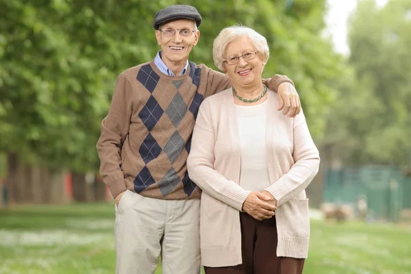 Couple Âge Mûr Regardant Caméra Souriant Extérieur — Photo