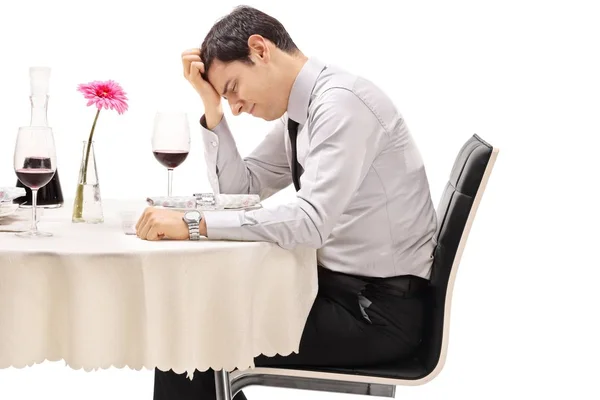 Teleurgesteld Jonge Man Zit Aan Tafel Van Een Restaurant Geïsoleerd — Stockfoto