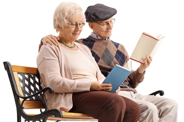 Idosos Casal Sentado Banco Leitura Livros Isolados Fundo Branco — Fotografia de Stock