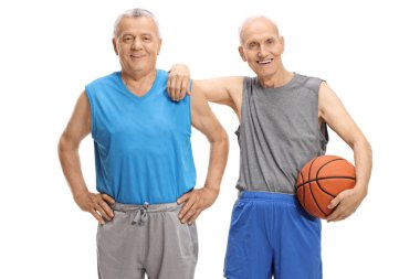 İki olgun erkek spor giyim bir tanesi beyaz arka plan üzerinde izole bir basketbol holding ile