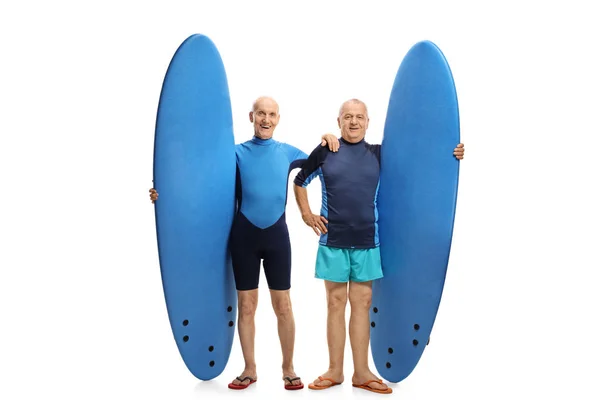 Full Längd Porträtt Två Äldre Surfare Med Surfbrädor Isolerad Vit — Stockfoto