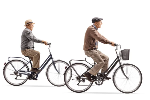 Dos Caballeros Mayores Montando Bicicletas Aisladas Sobre Fondo Blanco —  Fotos de Stock