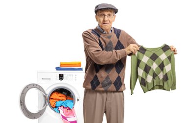 Beyaz arka plan üzerinde izole bir çamaşır makinesi önünde çekmiş bir bluz ile hayal kırıklığına Kıdemli