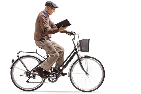 Anciano Montando Bicicleta Leyendo Libro Aislado Sobre Fondo Blanco — Foto de Stock