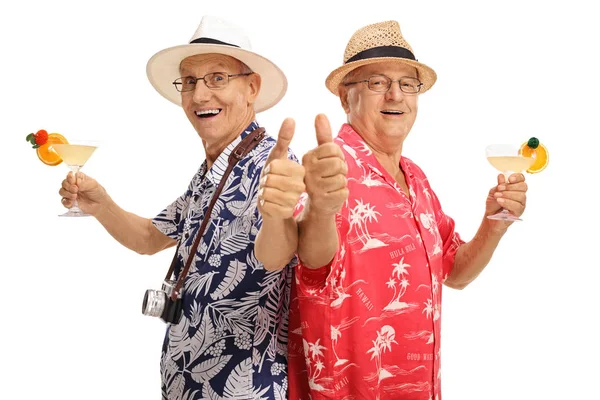 Turista Anciano Con Cócteles Haciendo Gestos Pulgar Hacia Arriba Aislados — Foto de Stock