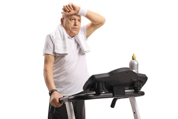 Lelah Senior Pada Treadmill Terisolasi Pada Latar Belakang Putih — Stok Foto